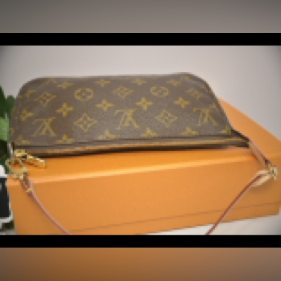 Louis Vuitton Pochette Accessoires - Picture 12 of 15